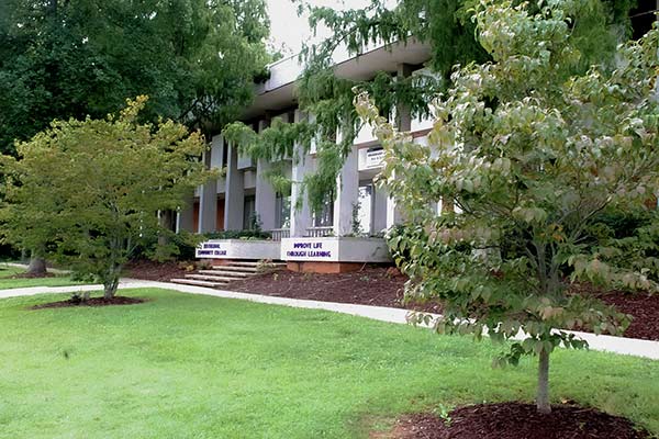 https://www.intelligent.com/wp-content/uploads/2024/10/Isothermal-Community-College.jpg